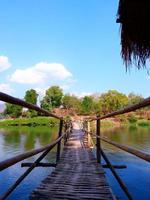 bambú puente terminado el río foto