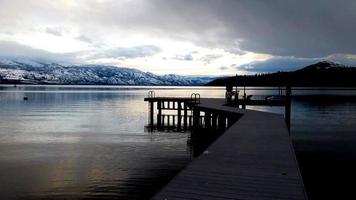 snö berg sjö se, docka i en molnig kväll video