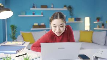 lindo ásia mulher gritando com alegria enquanto navegando computador portátil, feliz às o que ela vê em tela. video