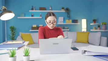 Aziatisch jong vrouw op zoek Bij iets Aan laptop terwijl nerveus en benadrukt. jong Aziatisch vrouw op zoek Bij camera terwijl op zoek Bij iets Aan laptop, angstig en benadrukt. video