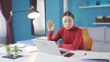 asiatique femme travail de Accueil sur une portable obtient déprimé lorsque sa affaires ne fait pas aller Bien. video