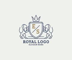 plantilla de logotipo de lujo real de león de letra es inicial en arte vectorial para restaurante, realeza, boutique, cafetería, hotel, heráldica, joyería, moda y otras ilustraciones vectoriales. vector