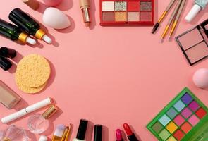 brillante verano sombra paleta y maquillaje productos en rosado fondo, vívido verano flatlay foto