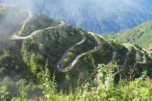 antecedentes de seda ruta zig zag la carretera sikkim foto