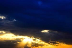 rayo de ligero a través de el nubes foto