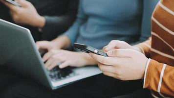 vicino su sorridente del Millennio donna Tenere smartphone e bancario credito carta, coinvolti nel in linea mobile shopping a casa, contento femmina acquirente acquisto merce o Servizi nel Internet negozio. video