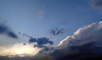 negro nubes en el azul cielo, puesta de sol terminado el azul cielo foto