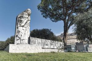 estatua de S t. Catalina de siena cerca castel sant'angelo en Roma foto