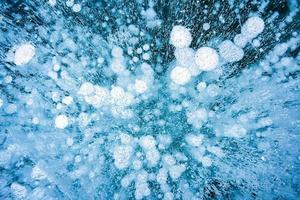 natural hielo burbujas en congelado lago en invierno foto