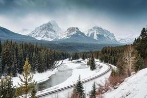 morenas curva con ferrocarril paso mediante arco Valle y rocoso montañas en invierno a banff nacional parque foto