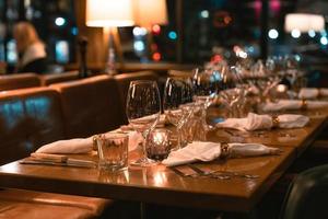 restaurante largo comida mesa ajuste con cubiertos y Copa de vino para abastecimiento foto
