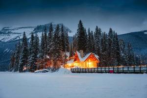 Esmeralda lago con de madera presentar brillante en Nevado pino bosque en invierno a yoho nacional parque foto