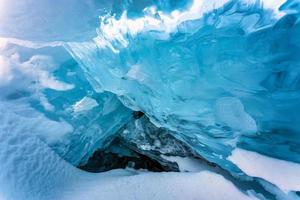 natural hielo cueva en congelado lago en invierno foto