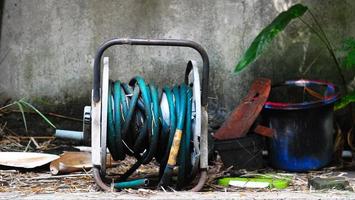 antiguo oxidado metal tubo con un lote de agua. antiguo roto metal basura en el suelo antecedentes imágenes foto