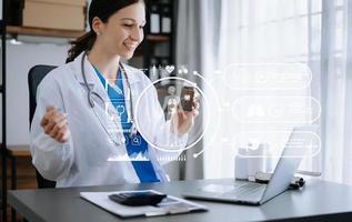 salud cuidado negocio grafico datos y crecimiento, médico examen y médico analizando médico reporte red conexión en tableta pantalla. foto