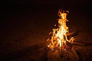 campamento de bomberos en noche hora 9 9 foto