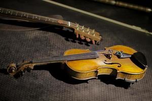 antiguo violín en un oscuro antecedentes. retro musical instrumento. foto