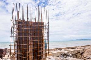 el construcción sitio cerca a el mar foto