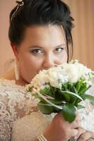 retrato de un grasa novia con un Boda ramo. foto