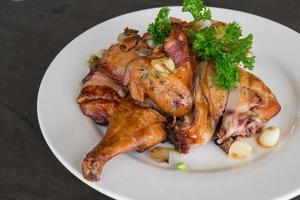 carne platos - A la parrilla pollo con francés frito foto