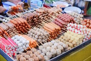 salchicha y varios albóndigas hecho desde carne. tailandés calle local alimento. foto