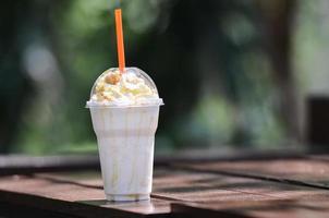 refrescante con un taza de Leche sacudir foto