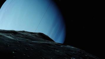 espacio vuelo en neptunos Luna con planeta Neptuno en visión video