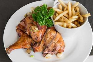 carne platos - A la parrilla pollo con francés frito foto