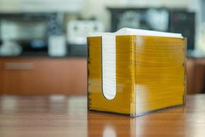 naranja caja con servilleta en café tienda foto