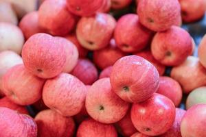 Fresco manzanas en un mercado foto