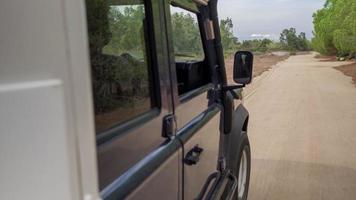 une caméra attaché à le côté de un de route véhicule conduite sur rugueux des pistes dans Sardaigne, Italie video