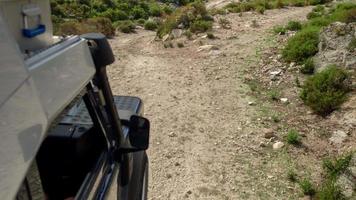 uma Câmera em anexo para a lado do a fora estrada veículo dirigindo em rude faixas dentro Sardenha, Itália video