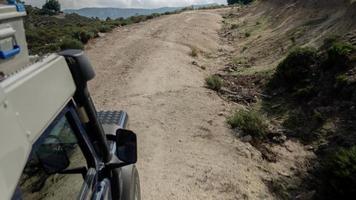 ein Kamera befestigt zu das Seite von ein aus Straße Fahrzeug Fahren auf Rau Spuren im Sardinien, Italien video