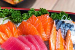 salmón sashimi conjunto en japonés restaurante, japonés comida foto