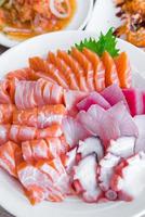 salmón sashimi conjunto en japonés restaurante, japonés comida foto