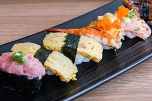 Fresco Sushi conjunto en japonés restaurante, japonés comida foto