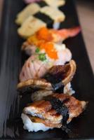 Fresco Sushi conjunto en japonés restaurante, japonés comida foto