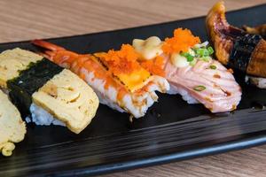 Fresco Sushi conjunto en japonés restaurante, japonés comida foto