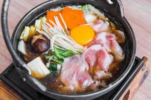 japonés caliente maceta conjunto en japonés restaurante, japonés comida foto