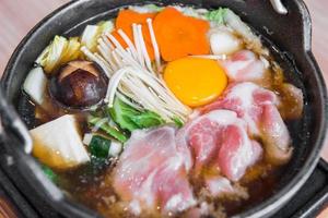 japonés caliente maceta conjunto en japonés restaurante, japonés comida foto