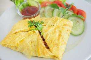 relleno tortilla con ensalada y salsa de tomate foto