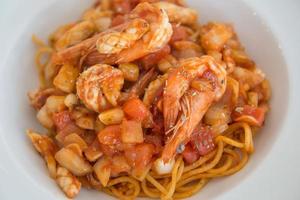 plato de espaguetis y tomate salsa y gamba foto
