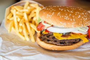 carne de vaca hamburguesa y francés frito con queso y vegetal foto