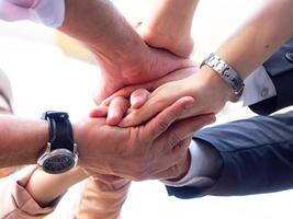 mano brazo parte humano personas persona tocar la mano juntos comunidad negocio camaradería grupo corporativo propietario amistad estrategia reunión conferencia apoyo relación trabajo trabajo ocupación trabajo en equipo foto