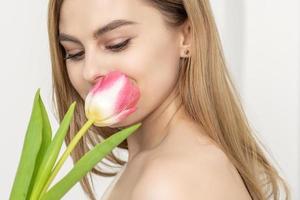 joven mujer con uno tulipán foto