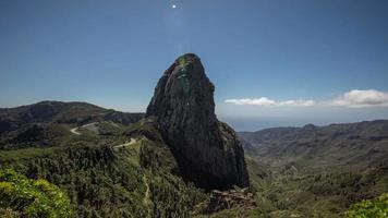 uma espaço de tempo do el roque agando dentro a ilha do la gormera Espanha com uma lindo nublado céu video