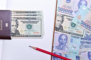 Vietnam y nosotros dólar divisa, cuaderno y pasaporte foto