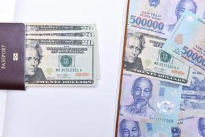 Vietnam y nosotros dólar divisa, cuaderno y pasaporte foto