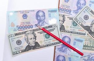 Vietnam y nosotros dólar divisa, cuaderno y lápiz foto