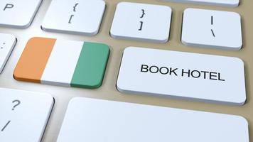 libro hotel en Marfil costa con sitio web en línea. botón en computadora teclado. viaje concepto 3d animación. libro hotel texto y nacional bandera. 3d ilustración foto